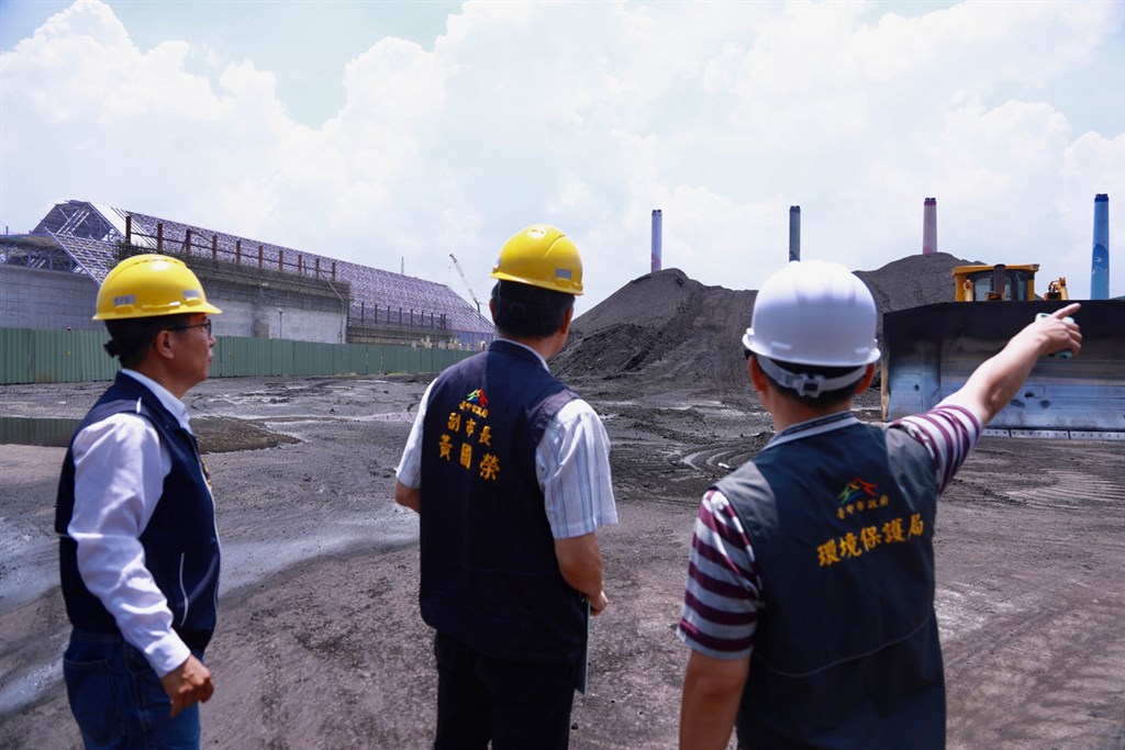 台中火力發電廠2號機組重啟被台中市政府撤銷操作許可證,台中市副市長黃國榮(中)27日率隊赴中火稽查,搜集相關資料及數據。(台中市政府提供)中央社記者郝雪卿傳真 109年6月27日
