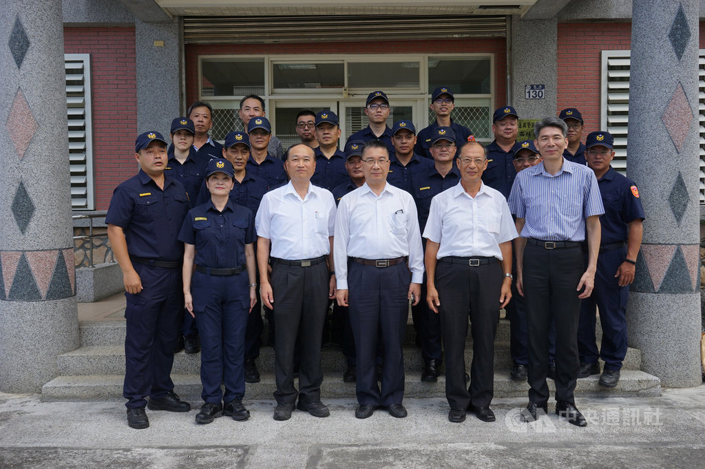 內政部長徐國勇(前右3)27日訪視花蓮鳳林警分局西林派出所,與員警座談、慰勉基層員警辛勞,也希望員警能協助偏鄉居民領取振興三倍券,以彌補郵局、超商不足的狀況。中央社記者張祈花蓮攝 109年6月27日