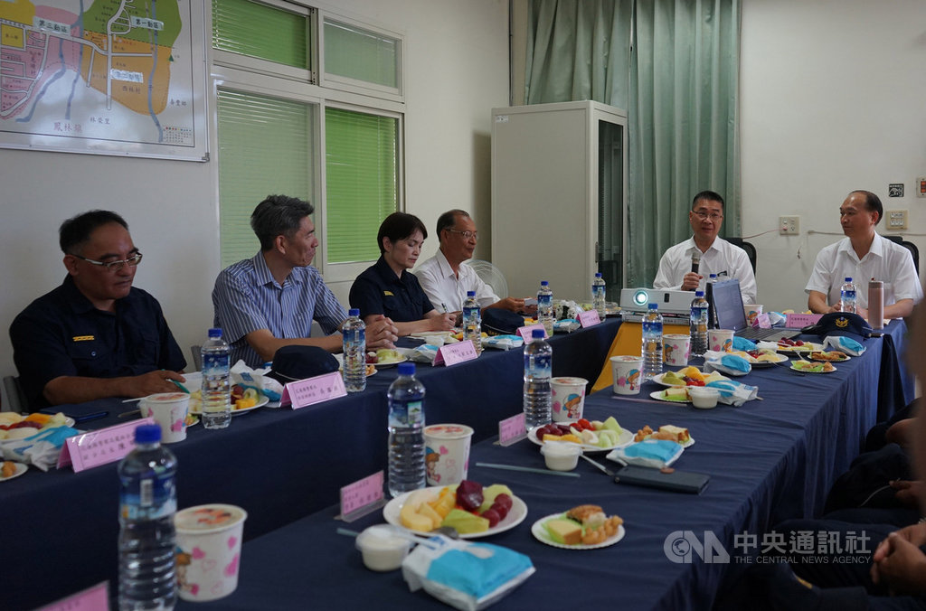 內政部長徐國勇(右2)27日訪視花蓮鳳林警分局西林派出所,慰勞員警並進行座談,徐國勇除感謝基層員警辛勞,也特別指示局長、分局長,不要吝於給員警獎勵。中央社記者張祈攝 109年6月27日