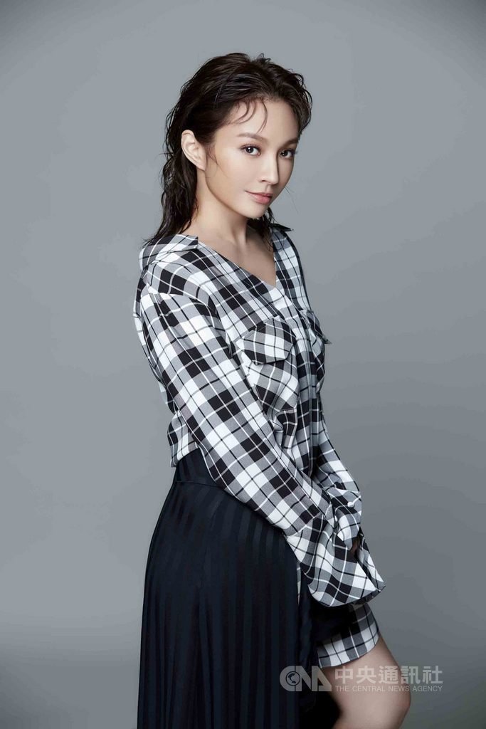 歌手詹雯婷(Faye)(圖)翻唱鄧麗君經典歌「但願人長久」,透露父母都相當喜歡鄧麗君的音樂,目前她還沒將翻唱的作品與媽媽分享,笑說想當個驚喜。(亞神音樂提供)中央社記者王心妤傳真 109年6月27日