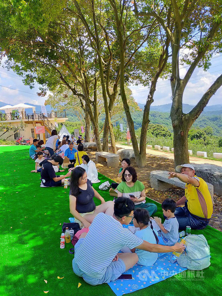 台中市山城區域正值高接梨盛產季節,東勢區農會27日舉辦梨產業體驗小旅行,參與民眾除可以親自採果,還能在果園樹下悠閒野餐。(旅行社業者提供)中央社記者郝雪卿傳真 109年6月27日
