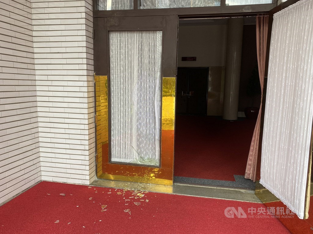 立法院明天將召開談話會,討論是否召開臨時會,但國民黨立法院黨團今天下午破門進入議場,占領主席台,拒絕召開臨時會。中央社記者劉冠廷攝 109年6月28日