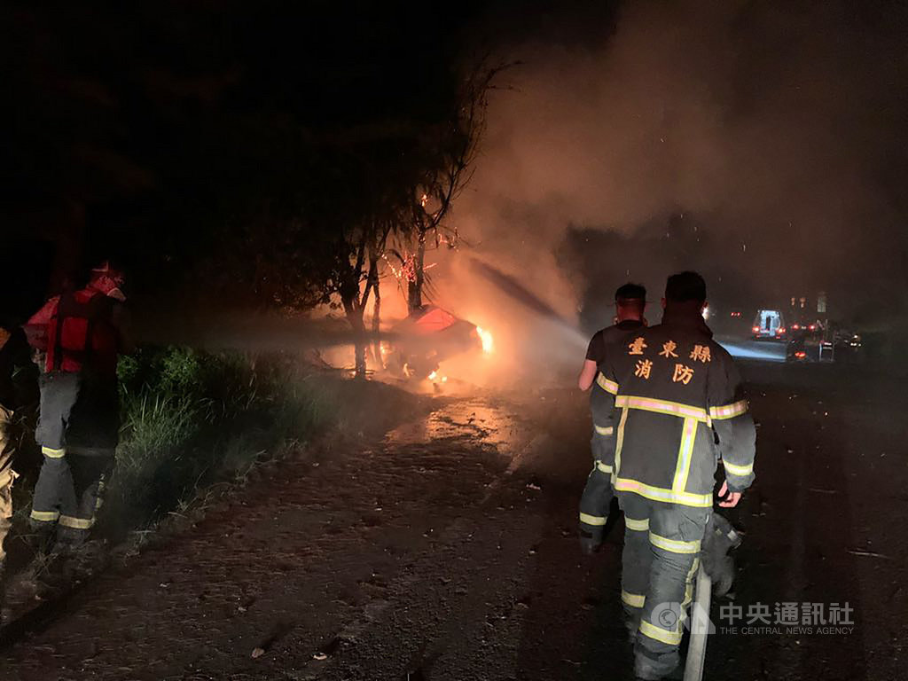 台東市人工湖旁堤防道路往台東大橋方向27日深夜傳出一輛自小客車火警,消防人員到現場時小客車已全面燃燒,緊急拉水線滅火。(台東縣消防局提供)中央社記者李先鳳傳真 109年6月28日