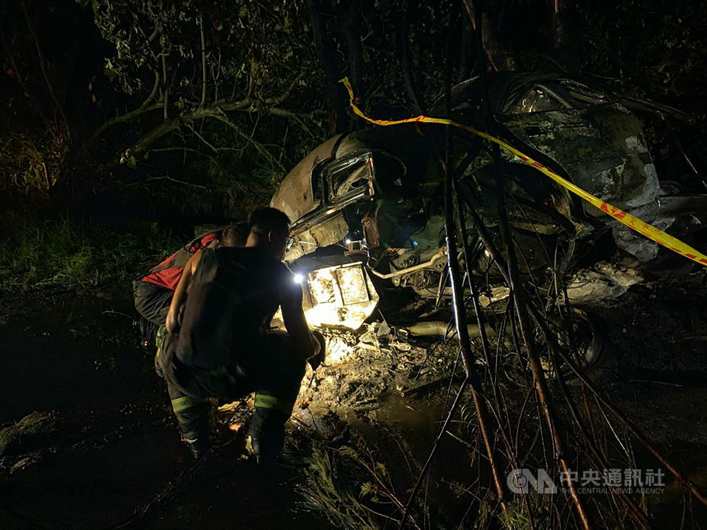 台東市人工湖旁堤防道路往台東大橋方向27日深夜傳出一輛自小客車火警,消防人員到現場時小客車已全面燃燒,撲滅火勢後發現車上2人被燒得焦黑,身分、性別及車牌完全無法辨識。(台東縣消防局提供)中央社記者李先鳳傳真 109年6月28日