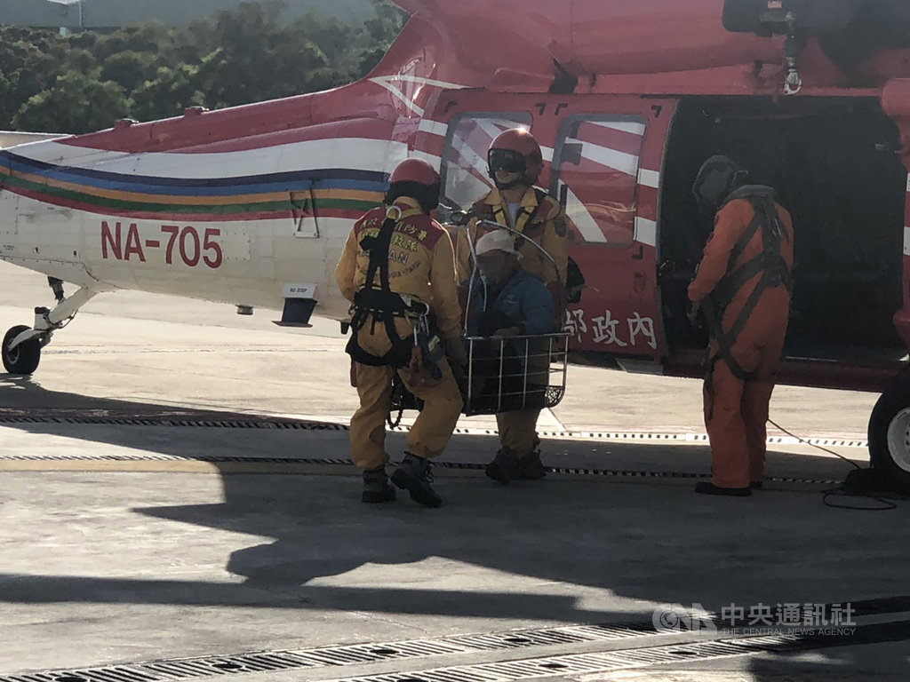 一名張姓男子隨隊攀登南投縣郡大山,途中滑落邊坡20公尺,導致頭部撕裂傷,無法行走,空勤總隊第二大隊第三隊黑鷹直升機28日救出張男送醫。(空勤總隊提供)中央社記者蕭博陽南投傳真 109年6月28日