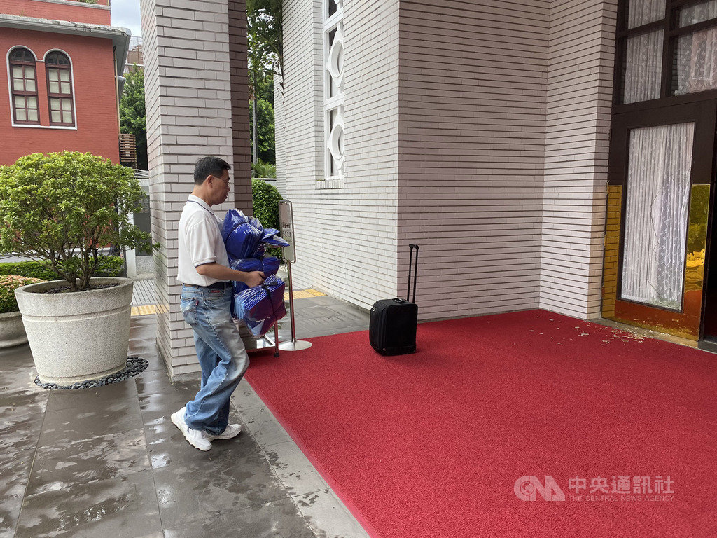 國民黨立法院黨團超過20位立委今天下午突襲進到議場內,黨團助理忙著送衣服到議場內給立委。中央社記者劉冠廷攝 109年6月28日