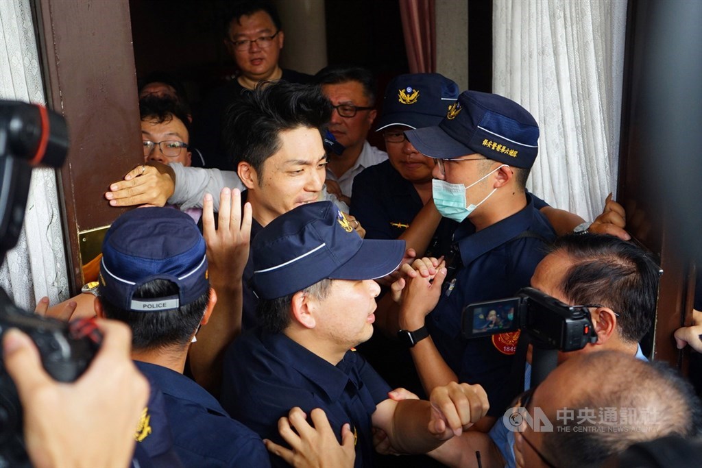 立法院29日將召開談話會,討論是否召開臨時會,國民黨立法院黨團28日下午破門進入議場,占據主席台,駐衛警隨即到場,場外一片混亂。中央社記者王騰毅攝 109年6月28日