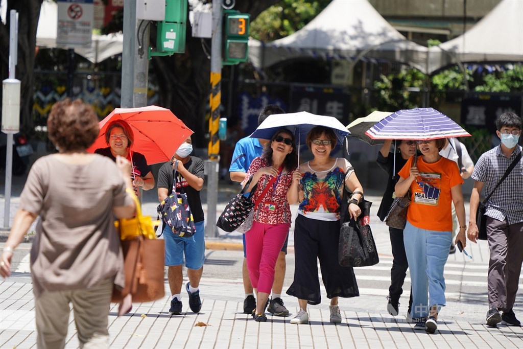 受到太平洋高壓及西南風沉降影響,中央氣象局28日針對台北市等10縣市發布高溫資訊。圖為民眾外出時撐傘遮陽。中央社記者徐肇昌攝 109年6月28日