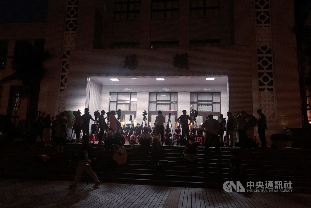 立法院29日將召開談話會,討論是否召開臨時會,國民黨立法院黨團28日下午破門進入議場,並占據主席台。由於警方不讓媒體入內採訪,大批媒體在議場外守候。中央社記者王騰毅攝 109年6月28日