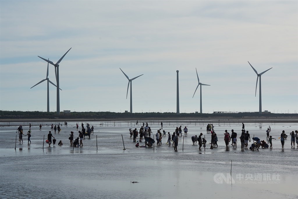 國內安心旅遊7月1日將上路,交通部觀光局提醒旅客自由行不分平假日,每房可折抵新台幣1000元。圖為台中高美濕地。中央社記者徐肇昌攝 109年6月21日