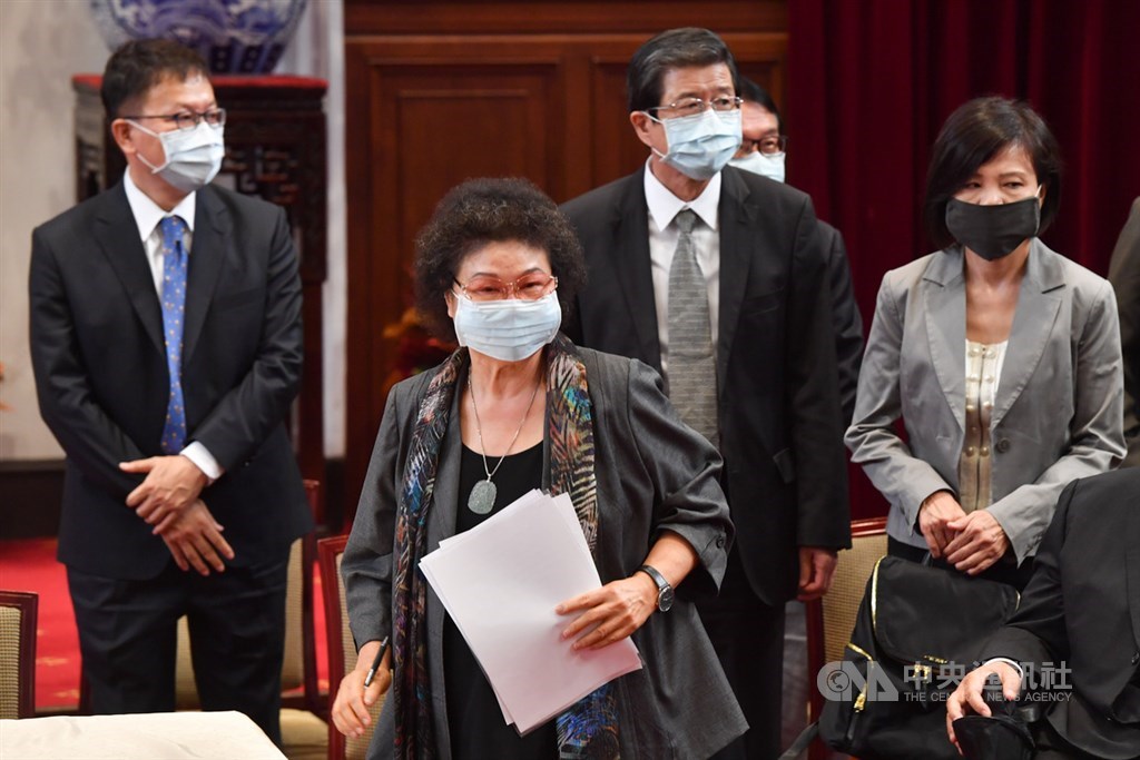 監察院長被提名人陳菊(前左)28日表示,面對惡意的抹黑與攻訐不會退縮,國民黨以攻訐她為藉口癱瘓臨時會,阻礙國家前進,並非國人樂見。中央社記者林俊耀攝 109年6月22日