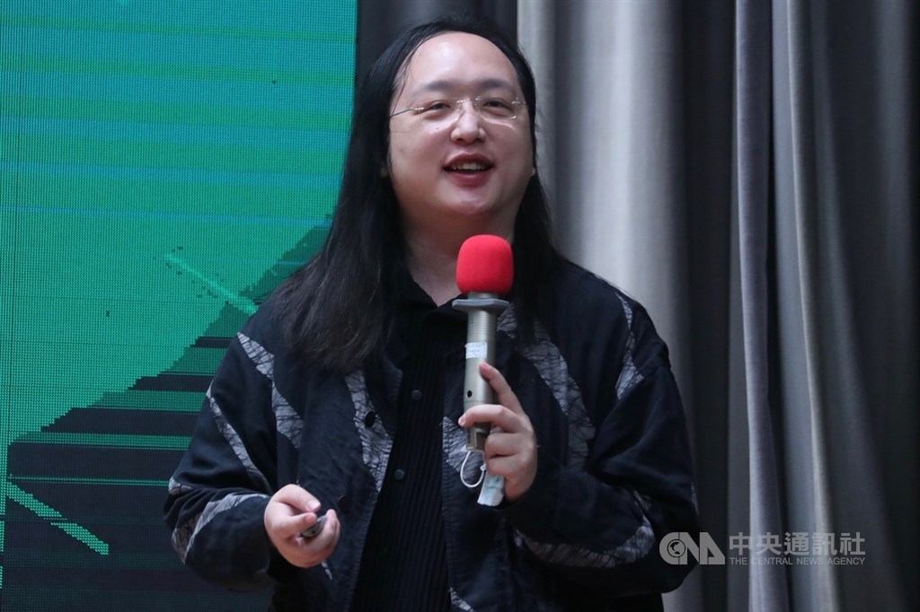 行政院政務委員唐鳳近日接受法新社專訪指出,因不同的生命經歷,她認為性別認同是資產,更能同理弱勢者。(中央社檔案照片)