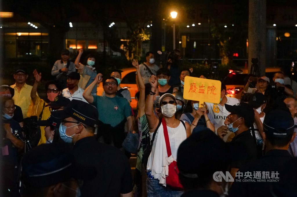 立法院29日將召開談話會,討論是否召開臨時會,國民黨立法院黨團28日下午破門進入議場,占據主席台。晚間立法院大門外有民眾聚集抗議,要求廢除監察院。中央社記者王騰毅攝 109年6月28日