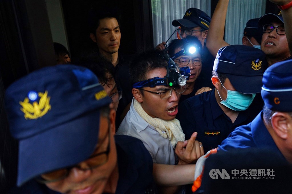 立法院29日將召開談話會,討論是否召開臨時會,國民黨立法院黨團28日下午破門進入議場,占據主席台抗議,要求總統蔡英文撤換監察院長被提名人陳菊。駐衛警不讓媒體進入議場,現場發生推擠。中央社記者王騰毅攝 109年6月28日