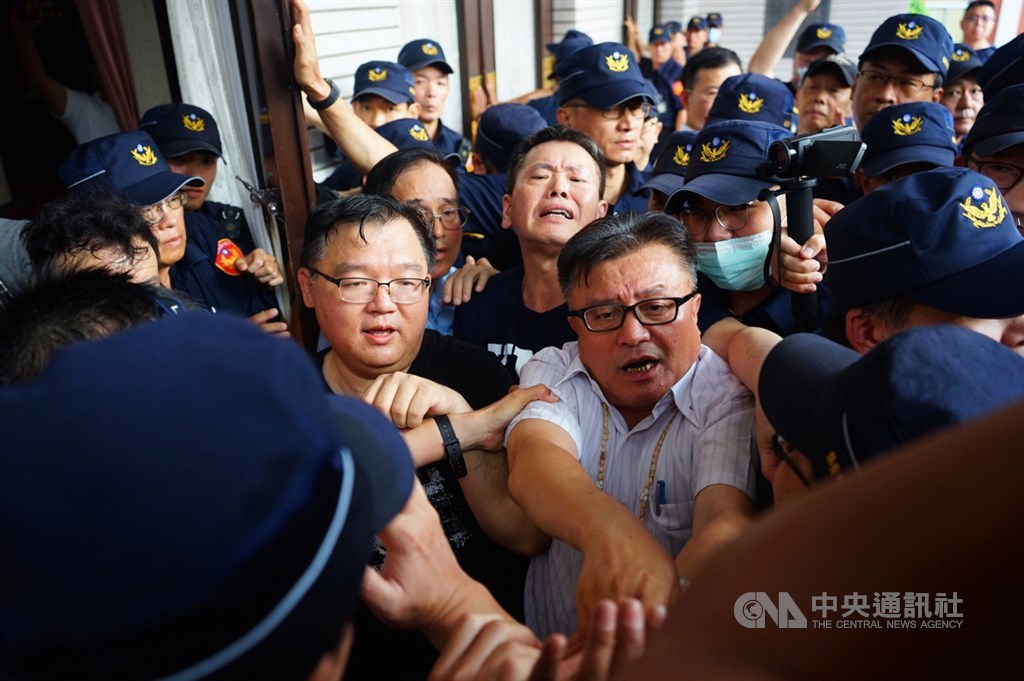 立法院29日將召開談話會,討論是否召開臨時會,國民黨立法院黨團28日下午破壞議場門口的門鎖後強行進入,場外一片混亂。中央社記者王騰毅攝 109年6月28日