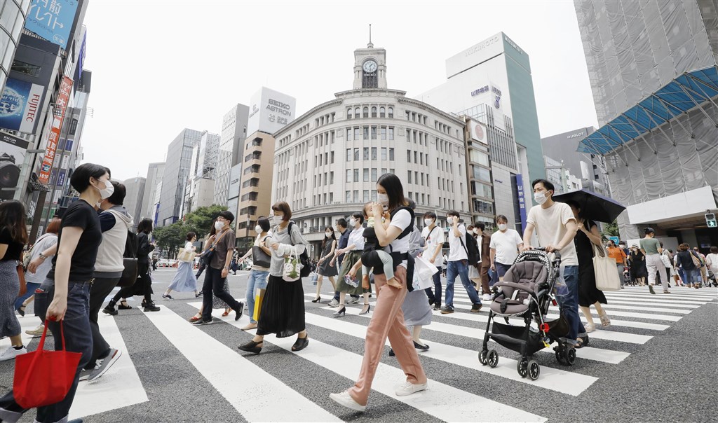 全球武漢肺炎疫情持續升溫,日本東京27日通報新增57人確診,是自5月25日解除「緊急事態宣言」後,創單日確診新高。圖為27日東京銀座街頭民眾大多戴上口罩防疫。(共同社提供)