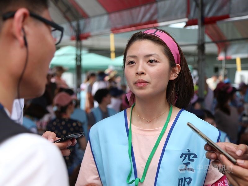 前長榮航空空服員郭芷嫣(中)在群組留言要在機師餐點「加料」遭提告,桃檢將她不起訴後,長榮聲請再議,台灣高檢署日前駁回確定。(中央社檔案照片)