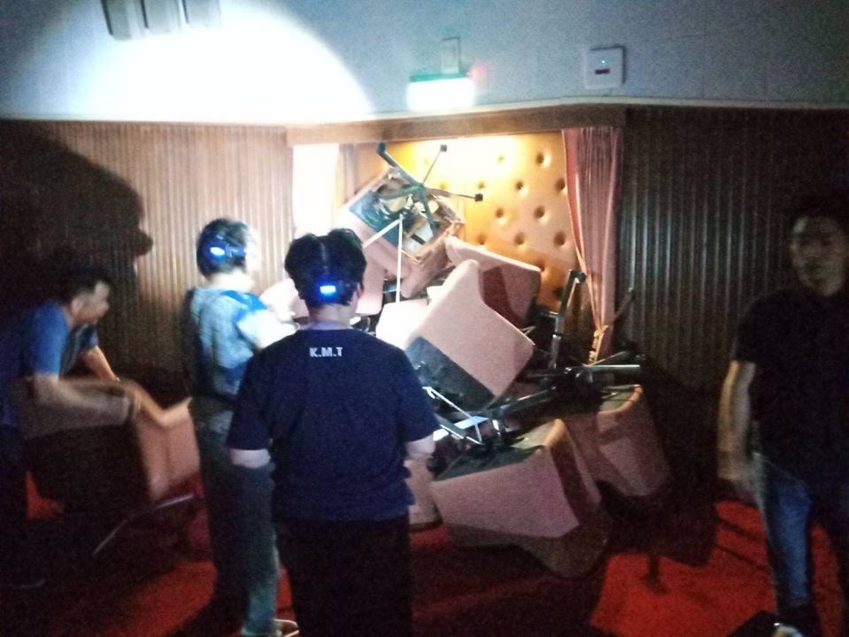 國民黨立法院黨團總召林為洲等人,28日下午破壞門鎖闖入議場內,並在門後堆置座椅阻擋進出。(圖取自facebook.com/kmtcaucus)