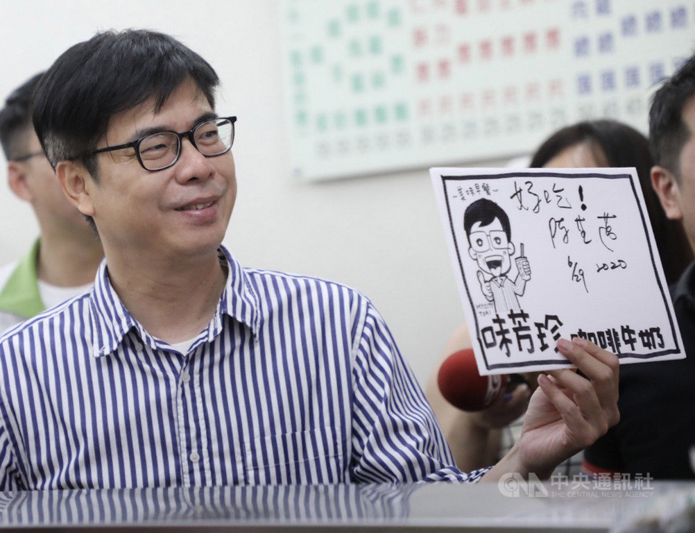 國民黨立法院黨團占據立院議場,要求撤換提名監察院長陳菊。民進黨高雄市長補選參選人陳其邁(圖)29日上午在早餐店受訪時,肯定陳菊為人權及高雄施政有目共睹,籲國民黨勿製造對立及抹黑,應回歸行使審查。中央社記者董俊志攝 109年6月29日