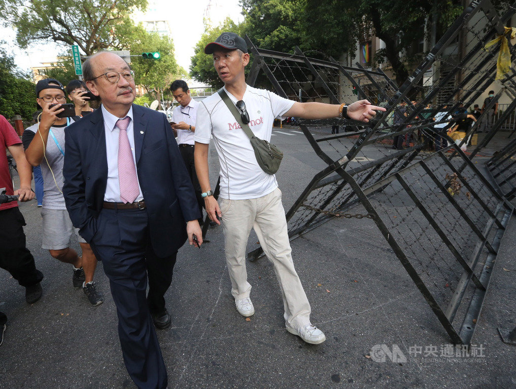 國民黨立委28日無預警占據立法院議場,民進黨立院黨團總召柯建銘(前左)29日路過滿是拒馬的立法院表示,希望國民黨可以坐下來協商。中央社記者鄭傑文攝 109年6月29日