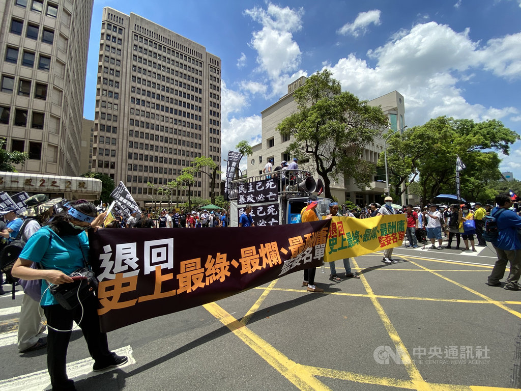 國民黨立委28日突襲占據議場,反對提名前總統府祕書長陳菊出任監察院長;朝野協商29日破局後,藍綠立委在議場爆發衝突。立法院外則聚集包括八百壯士等數百人聲援。中央社記者黃麗芸攝 109年6月29日
