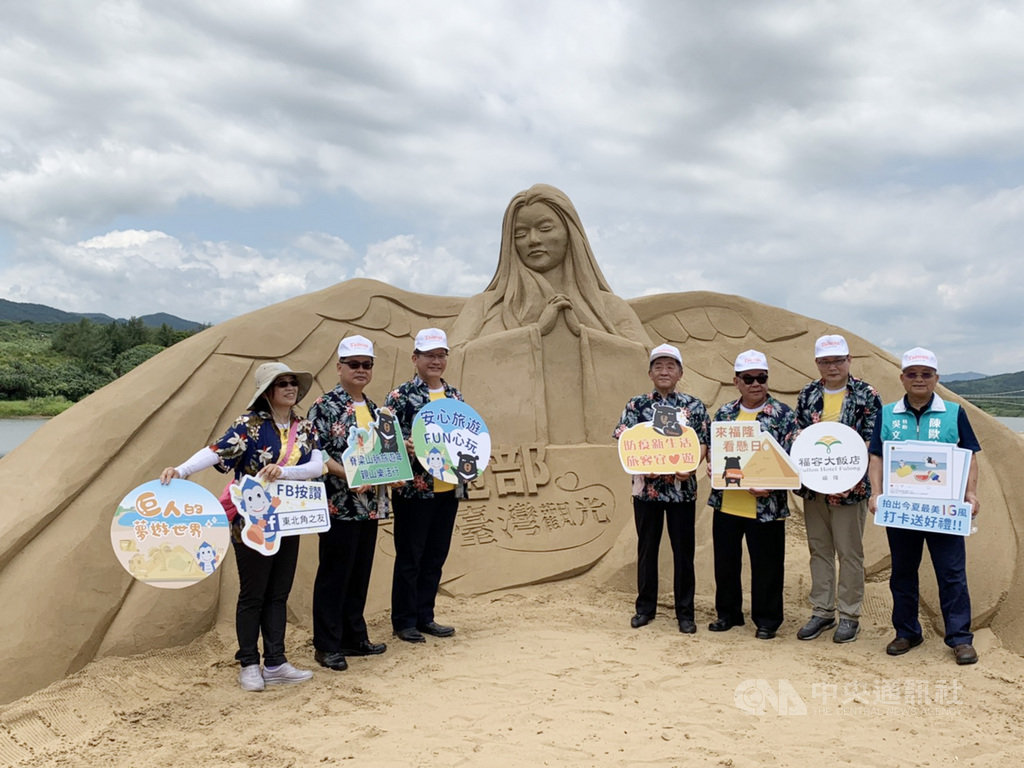 2020國際福隆沙雕藝術季以「巨人的夢遊世界」為主題,自5月30日舉辦至今,參觀人次已突破6萬人,交通部長林佳龍(左3)與衛生福利部長陳時中(右4),29日前往推廣國旅觀光。中央社記者葉臻攝 109年6月29日