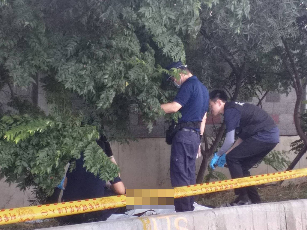 有民眾29日上午報案指出,在五楊高架道路中壢段橋下道路旁草叢內疑似有男子躺臥地上,警消獲報到場後發現男子已無生命跡象,已報請桃園地方檢察署檢察官相驗,並積極調查死者身分。(民眾提供)中央社記者吳睿騏桃園傳真 109年6月29日