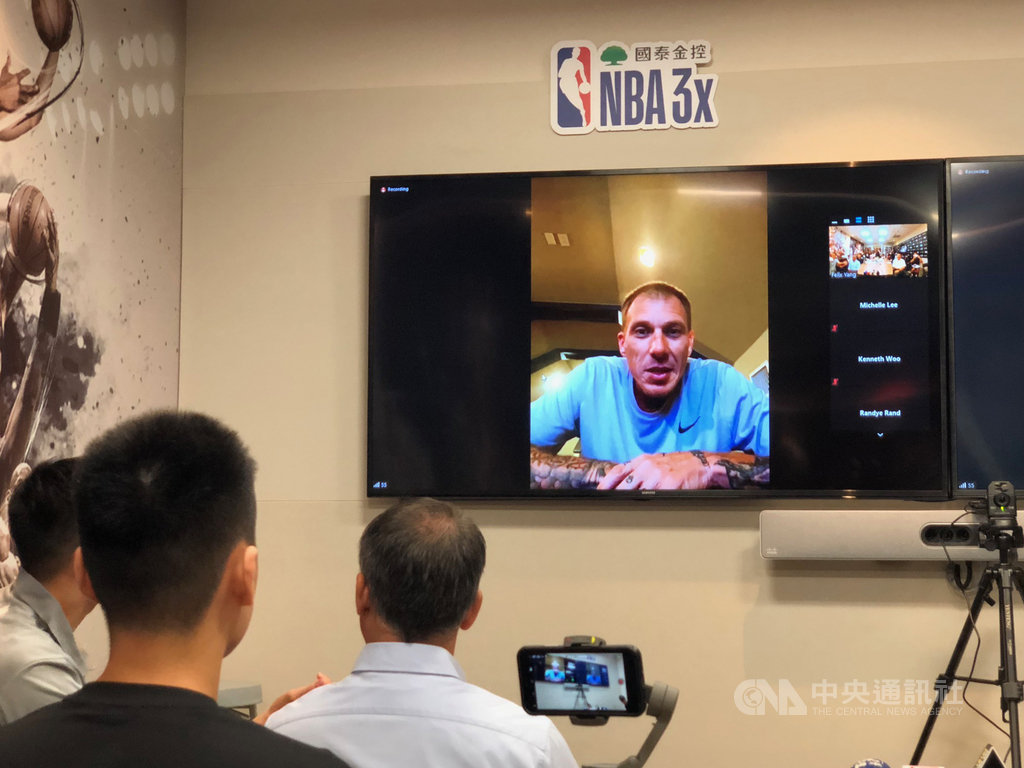 美國職籃(NBA)退役球星威廉斯(Jason Williams)29日為「國泰NBA 3x」三對三籃球賽宣傳,以視訊連線的方式參與記者會,威廉斯說,期待有機會再度訪台。中央社記者黃巧雯攝 109年6月29日