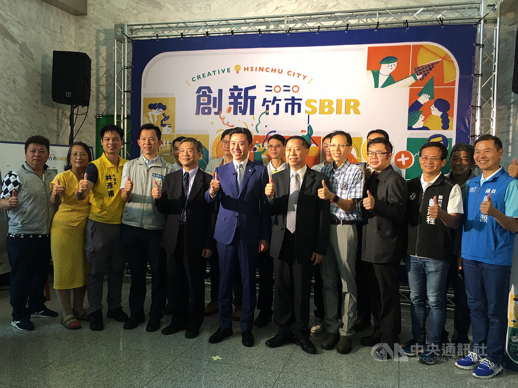 新竹市政府透過經濟部小型企業創新研發計畫(SBIR),幫助一間光學業者開發出抗菌又透氧的矽水膠隱形眼鏡,外銷至歐洲,新竹市長林智堅(前左6)29日前往公司參觀並給予肯定。中央社記者魯鋼駿攝 109年6月29日
