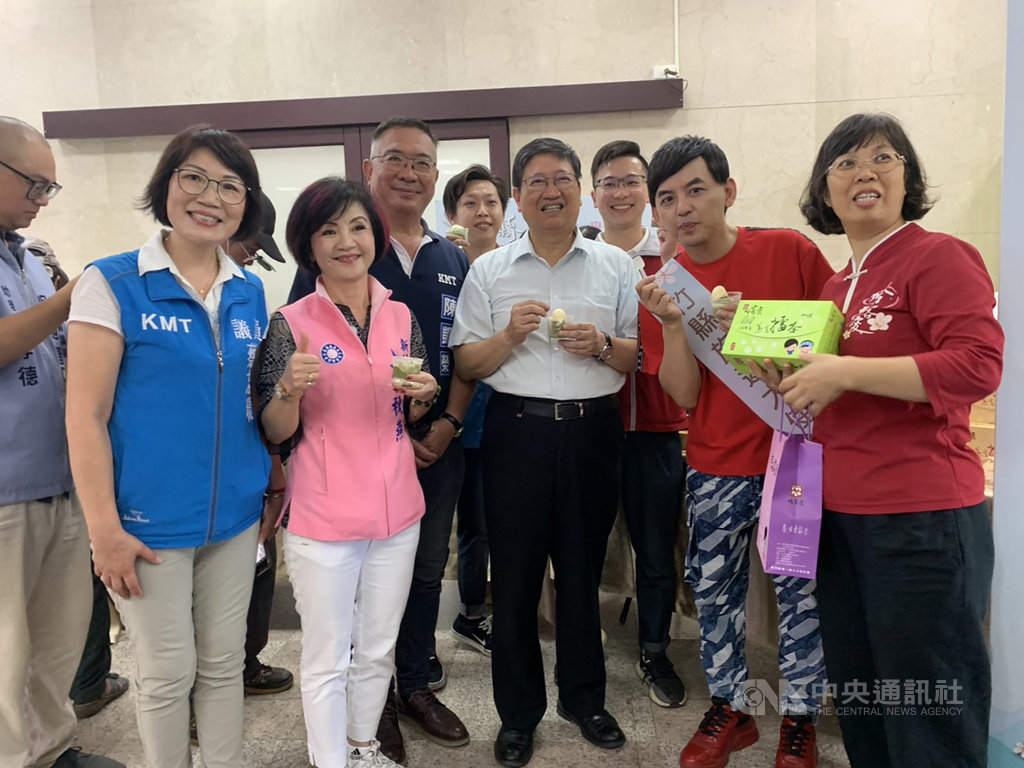 新竹縣政府為振興在地觀光產業,推出「中台灣好玩卡-新竹縣限定版」,規劃套裝遊程並推出虛擬電子票券,縣長楊文科(前右3)29日出席宣傳活動,並請藝人黃子佼(前右2)擔任宣傳大使。中央社記者郭宣彣攝 109年6月29日