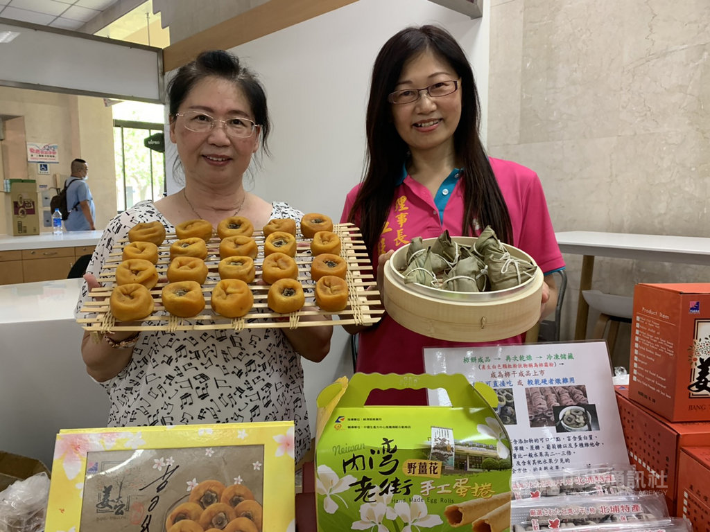 新竹縣政府推出「中台灣好玩卡-新竹縣限定版」,規劃多元旅遊套票,連結在地觀光熱門景點,盼為在地商圈業者找回人潮,刺激消費力。中央社記者郭宣彣攝 109年6月29日