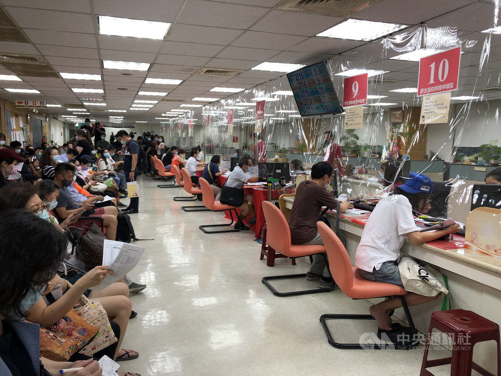 今年綜所稅申報期至6月30日截止,報稅進入倒數兩天,29日國稅局再度湧現一波報稅人潮。中央社記者吳佳蓉攝 109年6月29日