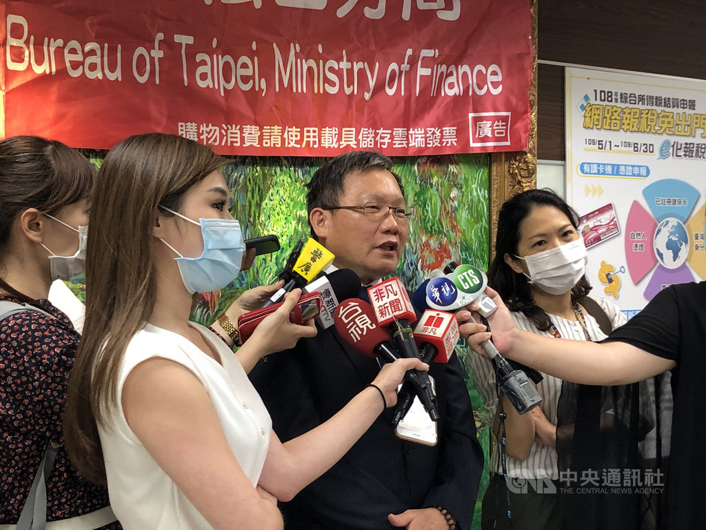 財政部長蘇建榮(左三)今天赴台北市國稅局松山分局視察報稅情形,他提醒申報期只剩29、30日兩天,目前還有35萬戶未完稅,記得把握時間申報。中央社記者吳佳蓉攝 109年6月29日