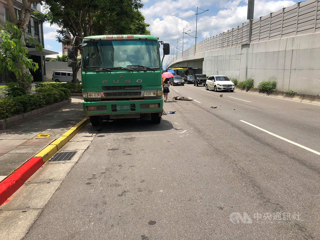 台北市北投區大業路29日發生機車追撞臨停路旁大貨車車尾交通意外,造成機車乘客59歲翁男頭顱出血,命危送醫搶救,肇事責任歸屬待警方後續鑑定釐清。(翻攝照片)中央社記者黃麗芸傳真 109年6月29日