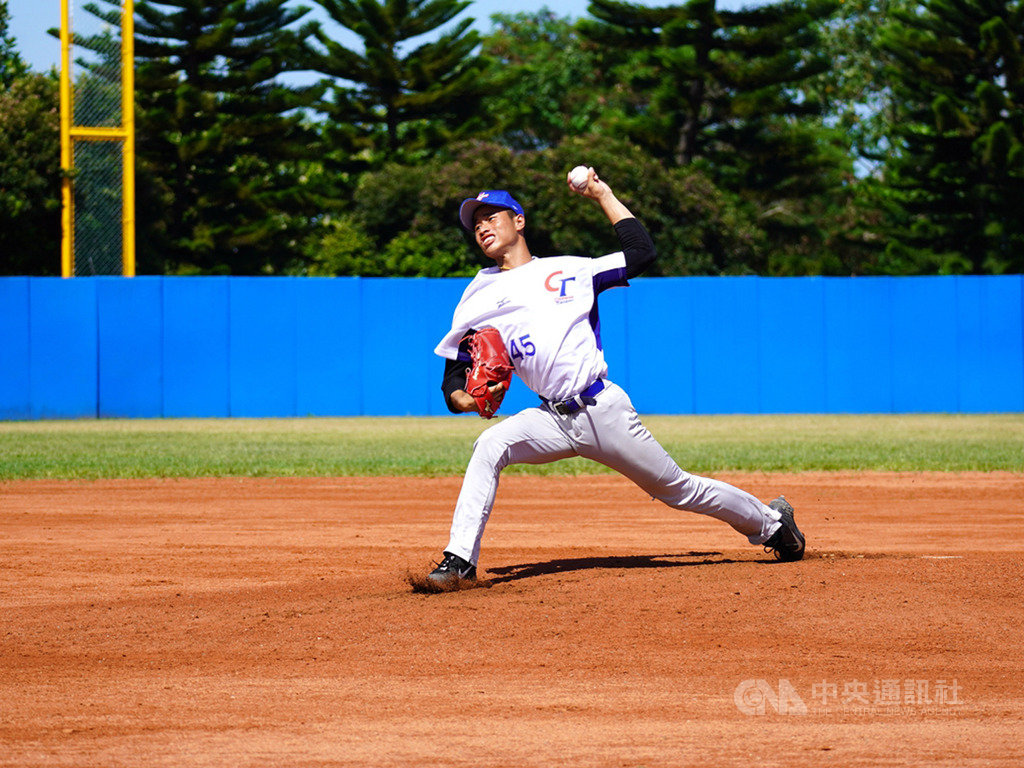 玉山U18中華藍白對抗賽29日開打,中華白隊林昱珉(圖)先發3局無失分,好投壓制,最終以6比2擊敗藍隊。(中華民國棒球協會提供)中央社記者謝靜雯傳真 109年6月29日