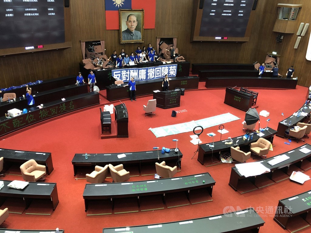 國民黨立法院黨團抗議總統蔡英文提名前總統府祕書長陳菊出任監察院長,28日破門占據立法院議場。29日國民黨團持續占領議場,並在主席台前掛上「反對酬庸 撤回陳菊」的字條。中央社記者鄭傑文攝 109年6月29日