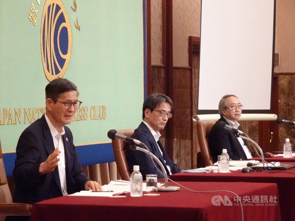 為防止疫情擴大,日本政府2月中旬找來醫學相關人士成立專家會議,召集人脇田隆字(中)建議政府另組專家建言組織重新定位,與政府合作,因應第2波疫情。中央社記者楊明珠東京攝 109年6月29日