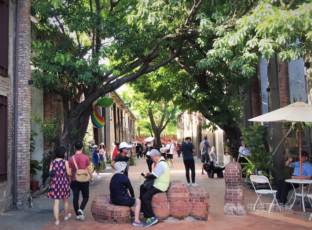 國內疫情減緩,端午4天連假,高雄景點以駁二藝術特區人潮最為明顯,累計超過5萬參觀人次。(高雄市文化局提供)中央社記者程啟峰高雄傳真 109年6月29日