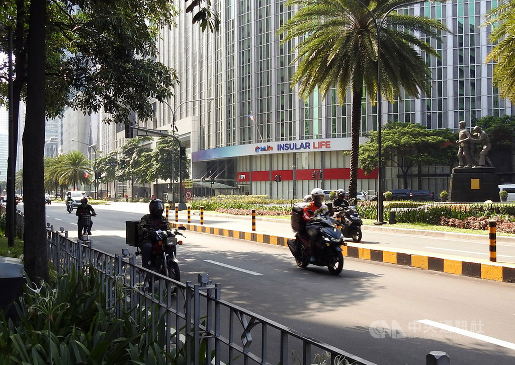 為防堵武漢肺炎疫情,大馬尼拉地區實施社區隔離措施,不少民眾也改以摩托車或自行車代步。照片攝於5月29日。中央社記者陳妍君馬尼拉攝 109年6月29日
