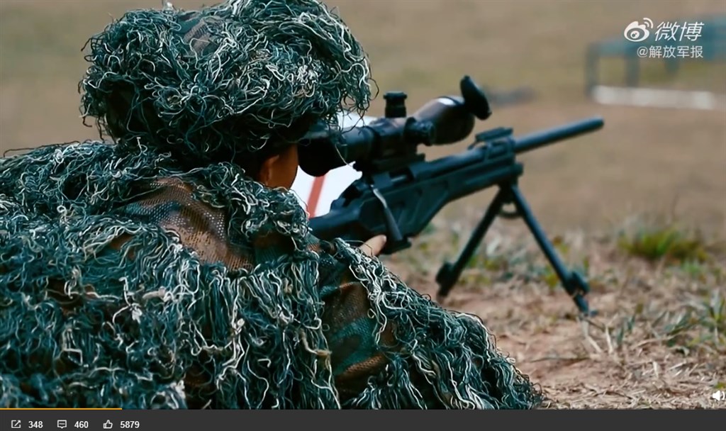 解放軍報28日在其新浪微博帳號,公布一段近2分鐘的影片,內容是駐港部隊狙擊手的實彈訓練情況。(圖取自解放軍報微博weibo.com/jfjb)