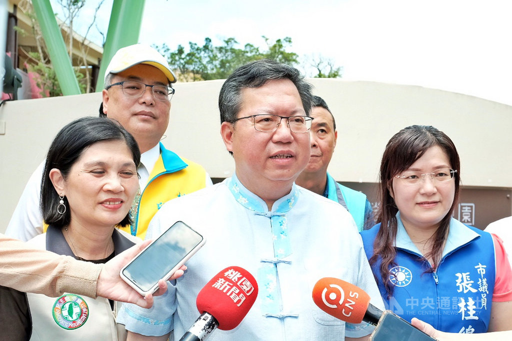 國民黨立委28日下午無預警占據立法院議場,並要求撤換監察院長被提名人陳菊。桃園市長鄭文燦(前中)29日受訪表示,民主有其軌道,在軌道上運行,無論贊成或反對,都可透過發言跟表決完成。中央社記者吳睿騏桃園攝 109年6月29日