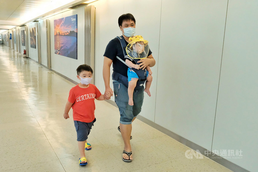 台灣29日起放寬外籍、香港及澳門人士入境,來自香港的陳先生表示,這次和台灣籍的妻子返台,主要是因為小孩要回來上學,小孩原本就是在台灣出生,這次等待很久一段時間後終於可以來台,家人都覺得很開心。中央社記者吳睿騏桃園機場攝 109年6月29日