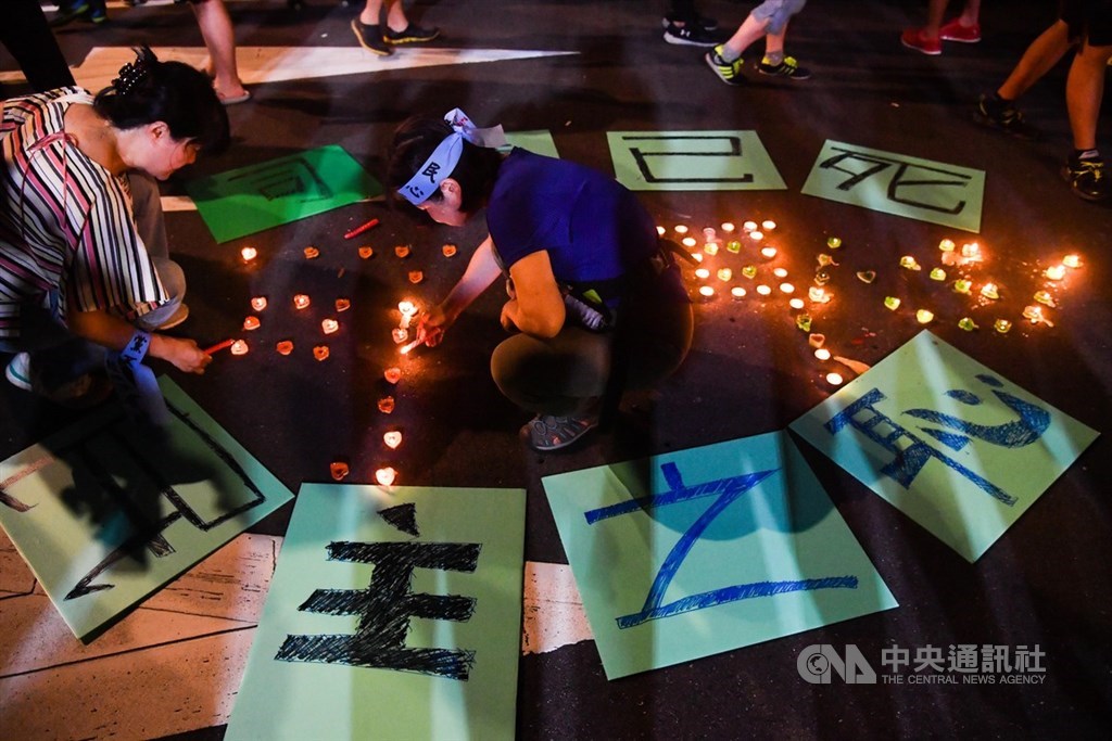 國民黨立委因不滿總統府22日公布的27位監委提名人,28日進入立法院議場表達抗議,29日凌晨仍有民眾前往立法院門口表達訴求。中央社記者林俊耀攝 109年6月29日