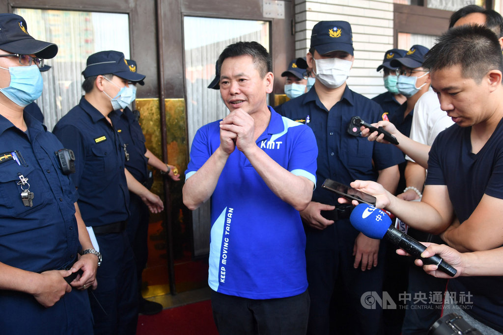 國民黨立法院黨團抗議總統提名陳菊出任監察院長,28日破門占據立院議場。截至29日上午7點,藍委仍持續占領議場,已超過12小時,國民黨團總召林為洲(中)上午受訪表示,抗爭行動沒有設定時程,可能超過3天3夜。中央社記者林俊耀攝 109年6月29日