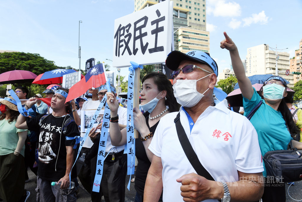國民黨立委因不滿監委提名人事,28日突襲占領立法院議場表達抗議,上百名國民黨的支持者,29日在立法院外持看板呼口號聲援。中央社記者施宗暉攝 109年6月29日