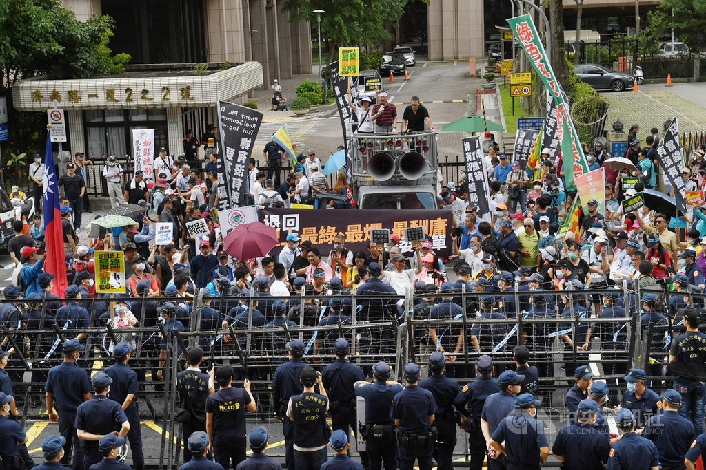 國民黨立委因不滿監委提名人事,28日突襲占領立法院議場表達抗議,29日上百名國民黨的支持者聚集在立法院外,高舉布條和旗幟聲援。中央社記者施宗暉攝 109年6月29日