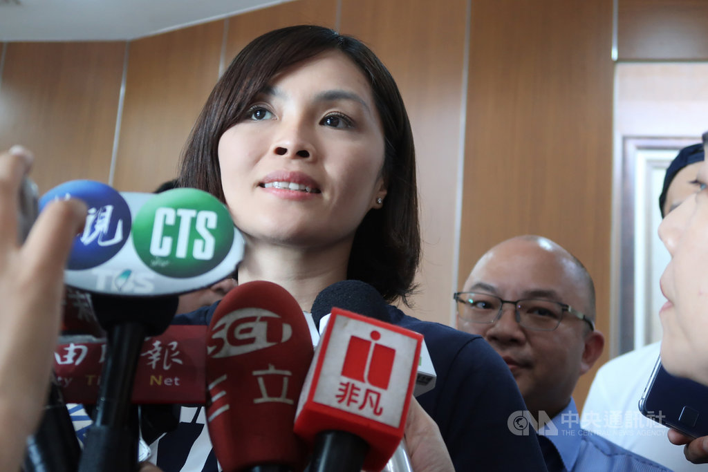 國民黨高雄市長補選參選人李眉蓁(左)被民進黨市議員批評是「草包2.0」「市長實習生」等,她29日受訪表示,會展現專業給大家看。中央社記者王淑芬攝 109年6月29日