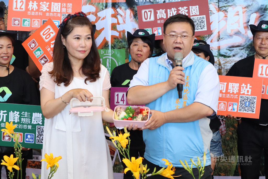 花蓮金針花季將在8月1日展開,水土保持局花蓮分局與台鐵合作,8月22日當天安排赤科山一日遊程,包含火車票、接駁車及特色餐盒與保險等。玉溪農會總幹事蔡宗翰(前右)介紹特色餐盒。中央社記者李先鳳攝 109年6月29日