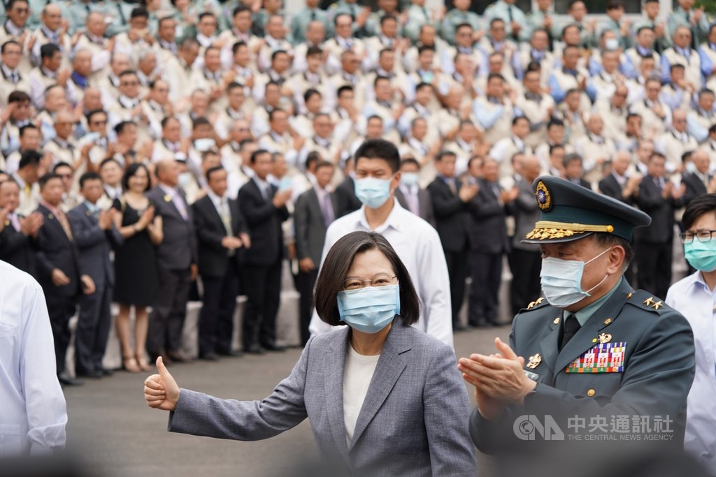 總統蔡英文(前左)29日在忠愛營區出席後備指揮部支援口罩增產有功人員表揚典禮,向口罩增產有功人員比讚致意。中央社記者徐肇昌攝 109年6月29日
