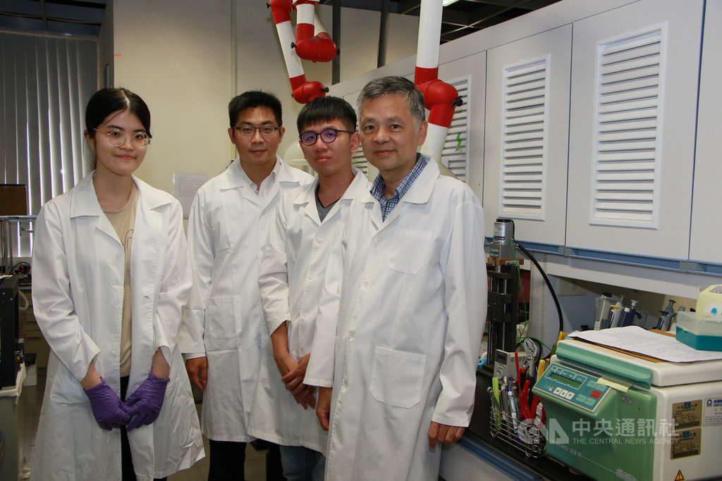 成功大學材料系教授廖峻德(右)率領實驗室團隊研發病毒快篩技術,1分鐘就可快篩出新型冠狀病毒,並入選科技部防疫科技發展計畫。(成大提供)中央社記者楊思瑞台南傳真 109年6月29日